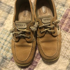 Womens sperry leather top side boat shoes.